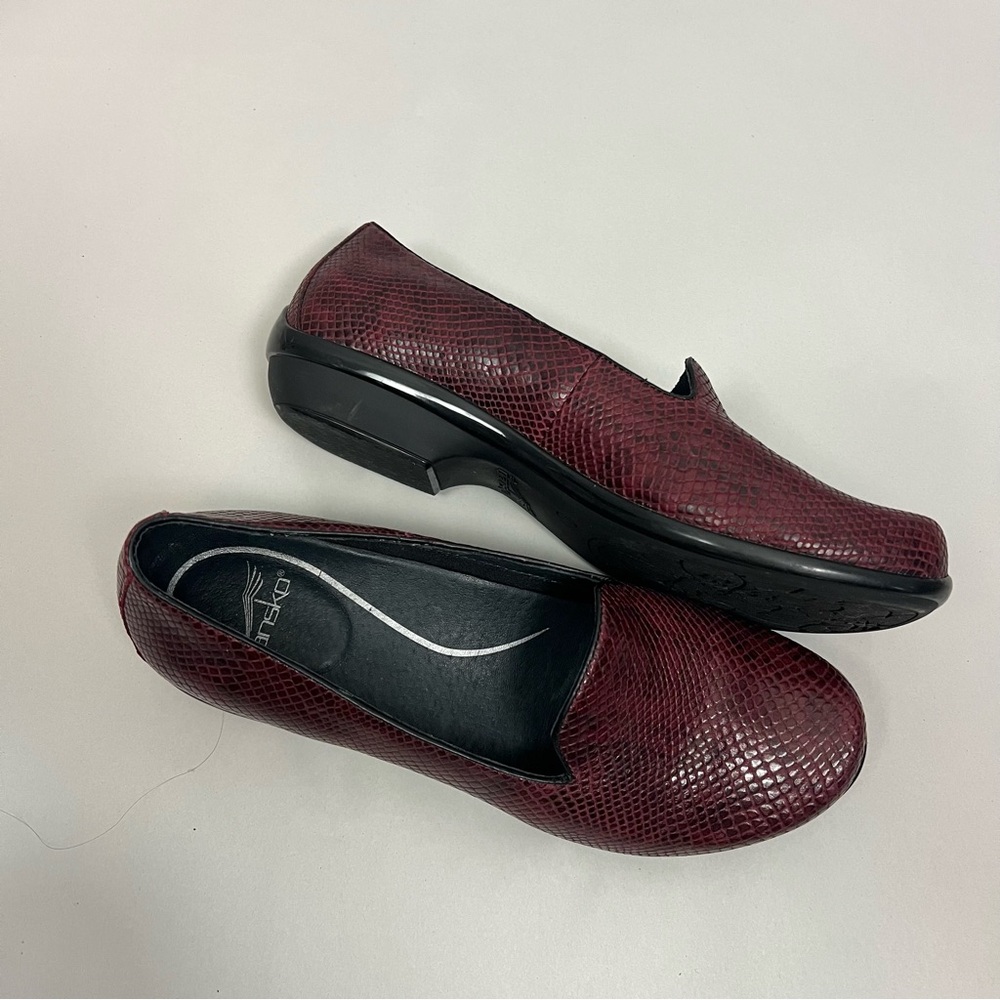 Dansko Olivia Loafer Size 40 Wine Snake Embossed Leather Comfort Shoe
